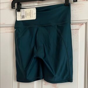 🔥Fabletics high waisted shine short 6”